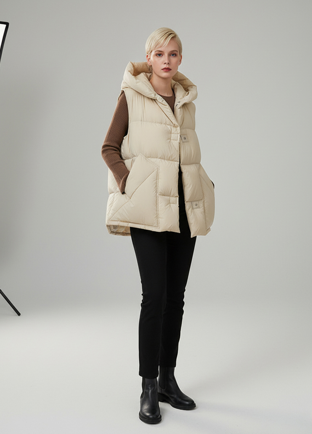 Женская пуховая жилетка с капюшоном
