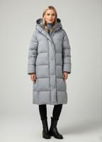 Жіночий пуховик з капюшоном.