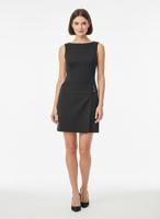 Короткое черное платье без рукавов