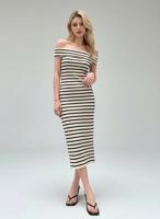 Летнее полосатое платье миди с открытыми плечами