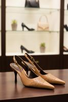 Женские кожаные туфли на среднем каблуке