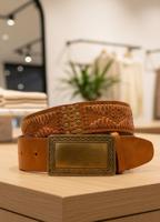 Женский кожаный ремень с орнаментом